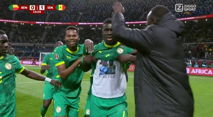 هدف عبدالله سيك من رأسية في شباك بنين من ركلة ثابتة