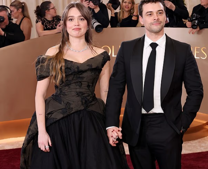 <strong>تألقت إيمي لو وود، البالغة من العمر 31 عامًا، بفستان سهرة أسود أنيق برفقة صديقها آدم لونغ، البالغ من العمر 34 عامًا، في حفل توزيع جوائز جولدن جلوب بلوس أنجلوس</strong><br>&nbsp;