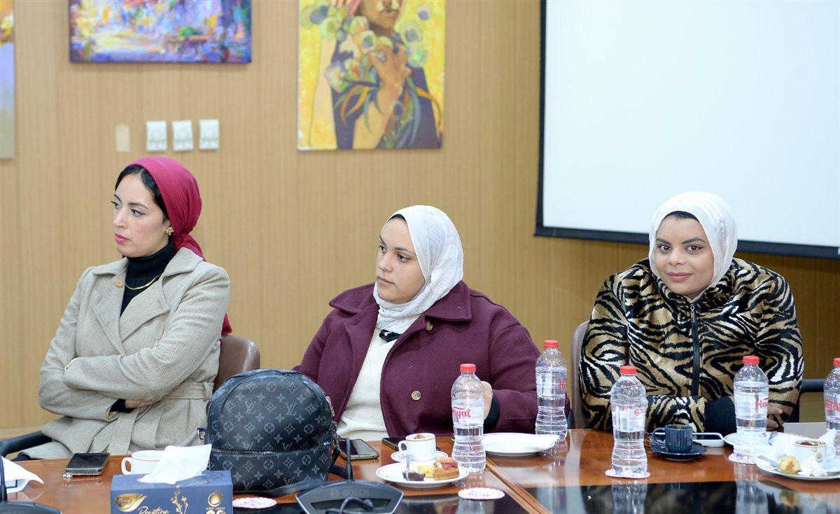 عدد من الصحفيات المشاركات في اللقاء