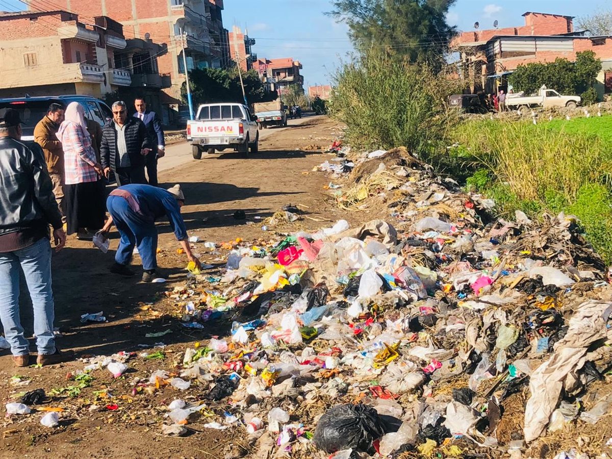 جولة ميدانية عزل المحافظ خلالها رئيس وحدة محلية لتقصيره في عمله
