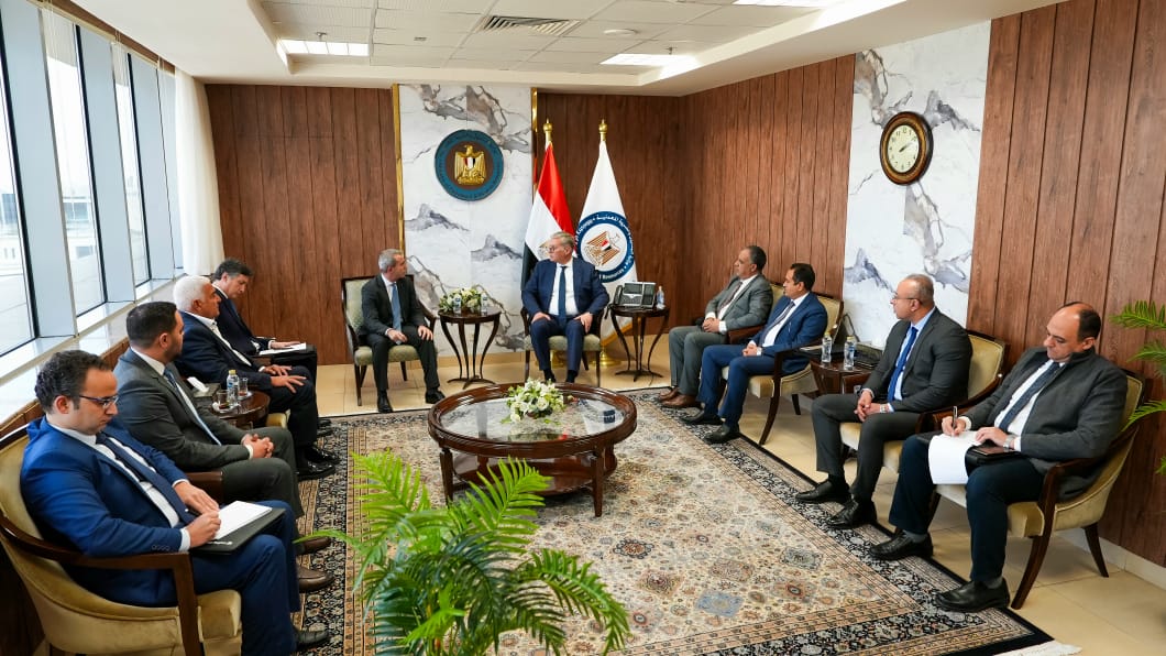 وزير البترول والثروة المعدنية يتابع مع مسئولي 