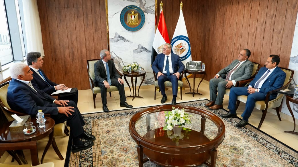 وزير البترول والثروة المعدنية يتابع مع مسئولي 