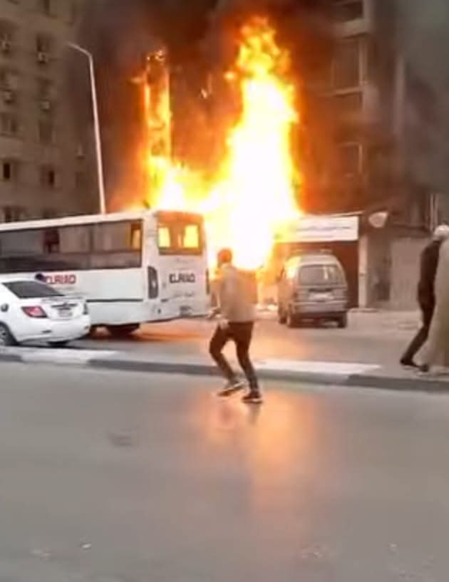 نشوب حريق هائل في عمارة سكنية بمنطقة الزاوية الحمراء