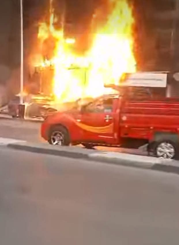 نشوب حريق هائل في عمارة سكنية بمنطقة الزاوية الحمراء