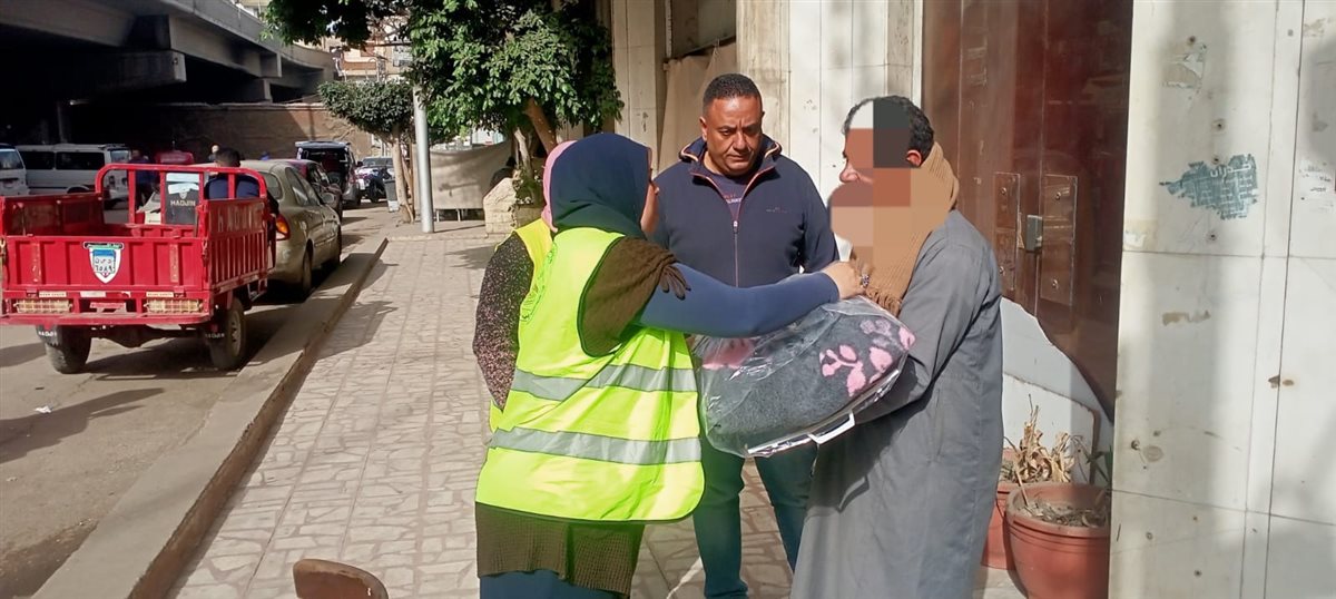 توزيع بطاطين على أحد الحالات