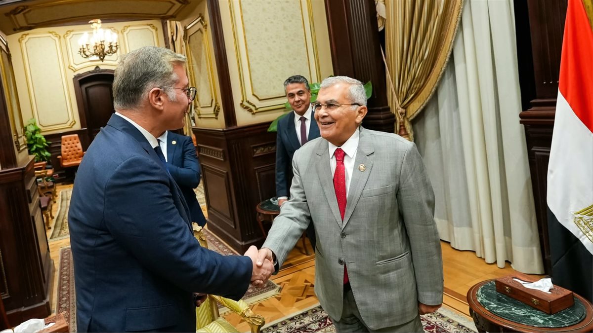 خلال زيارته لمقر المجلس ...وزير البترول والثروة المعدنية يهنيء رئيس مجلس الشيوخ&nbsp;