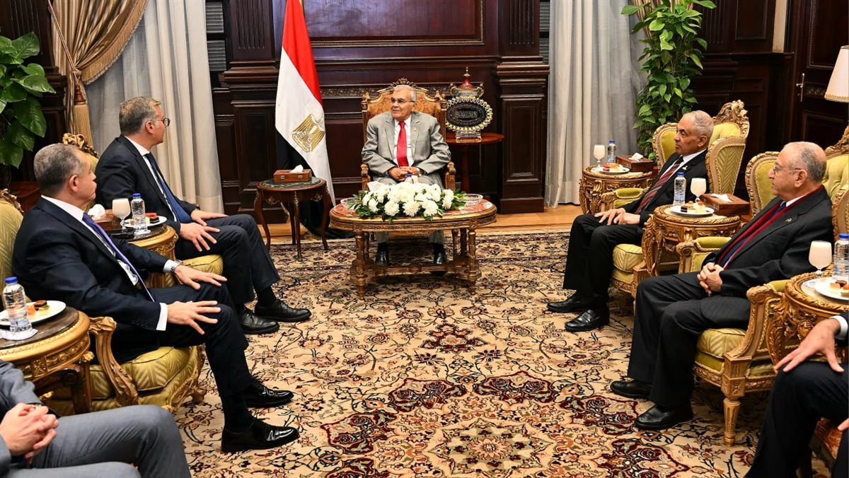 خلال زيارته لمقر المجلس ...وزير البترول والثروة المعدنية يهنيء رئيس مجلس الشيوخ&nbsp;