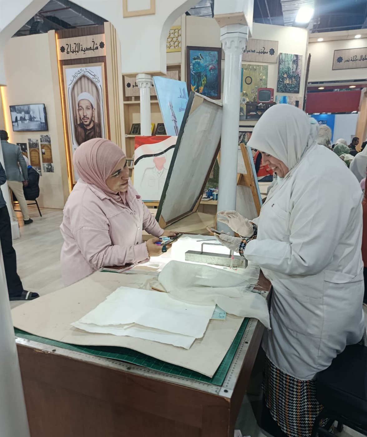 أخصائية ترميم المخطوطات مع الوفد&nbsp;