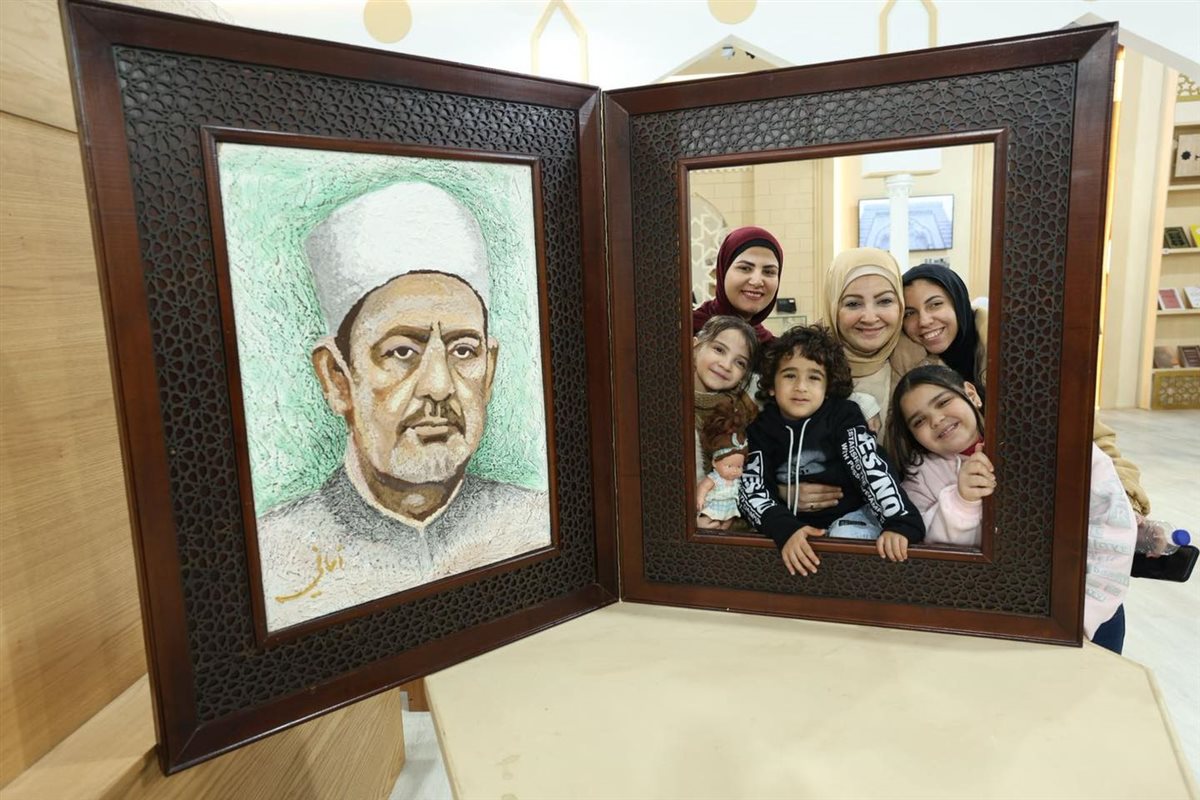 رواد جناح الأزهر مع الإمام الأكبر