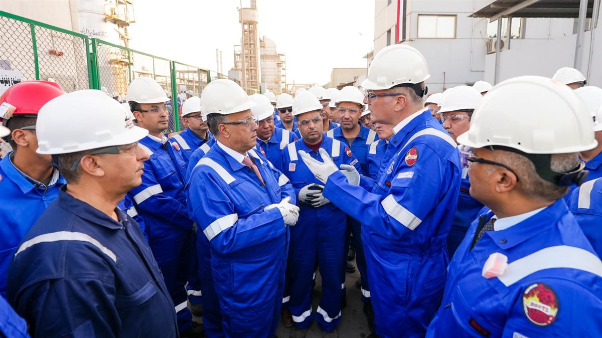 وزير البترول يتفقد الوحدات الإنتاجية لشركة القاهرة لتكرير البترول ويجري حوارًا مع العاملين