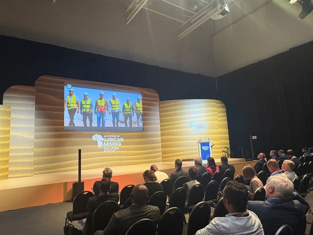 وفد وزارة البترول والثروة المعدنية يلتقي بالمستثمرين في جناح التعدين المصري بمؤتمر اندابا&nbsp;