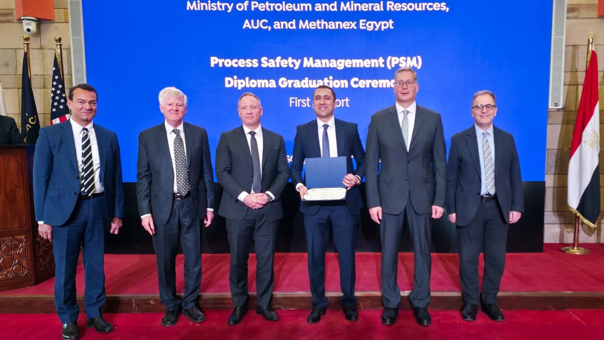 وزير البترول يشهد تخرج أول دفعة من دبلومة سلامة العمليات بقطاع البترول بالجامعة الأمريكية