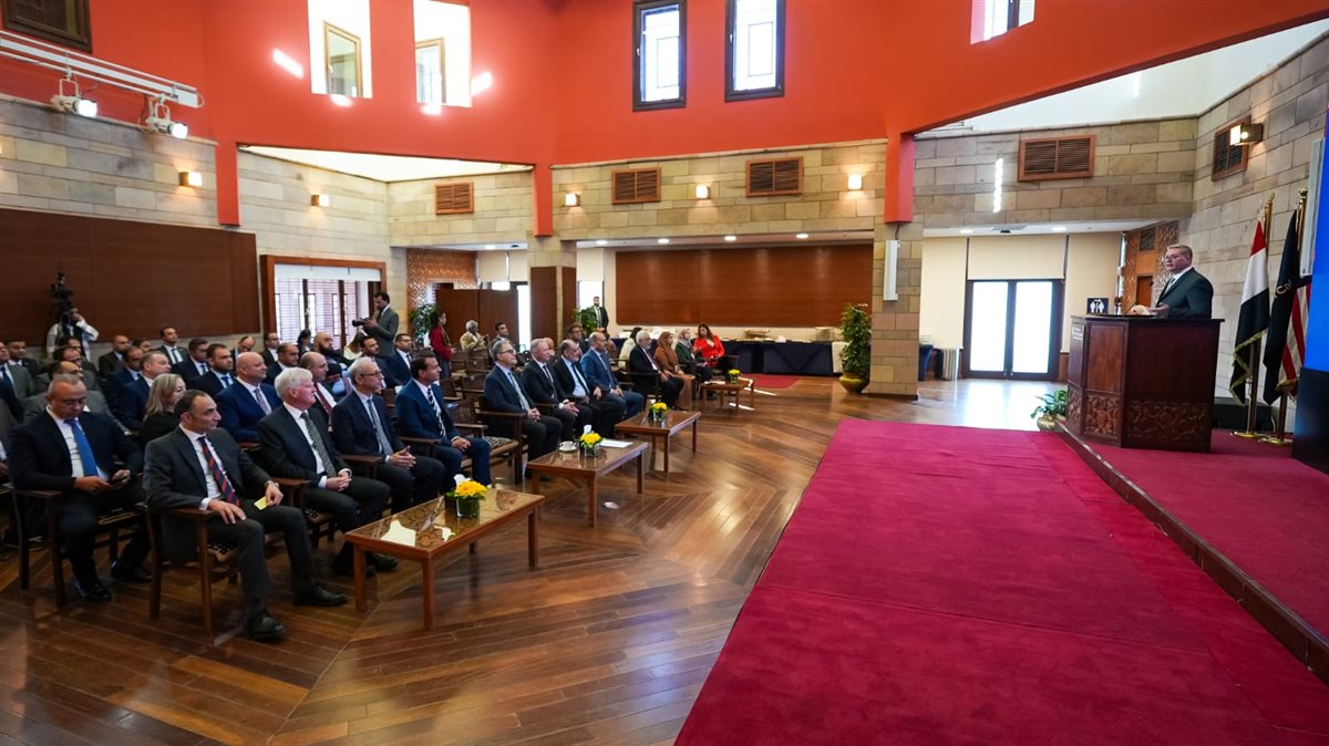 وزير البترول يشهد تخرج أول دفعة من دبلومة سلامة العمليات بقطاع البترول بالجامعة الأمريكية