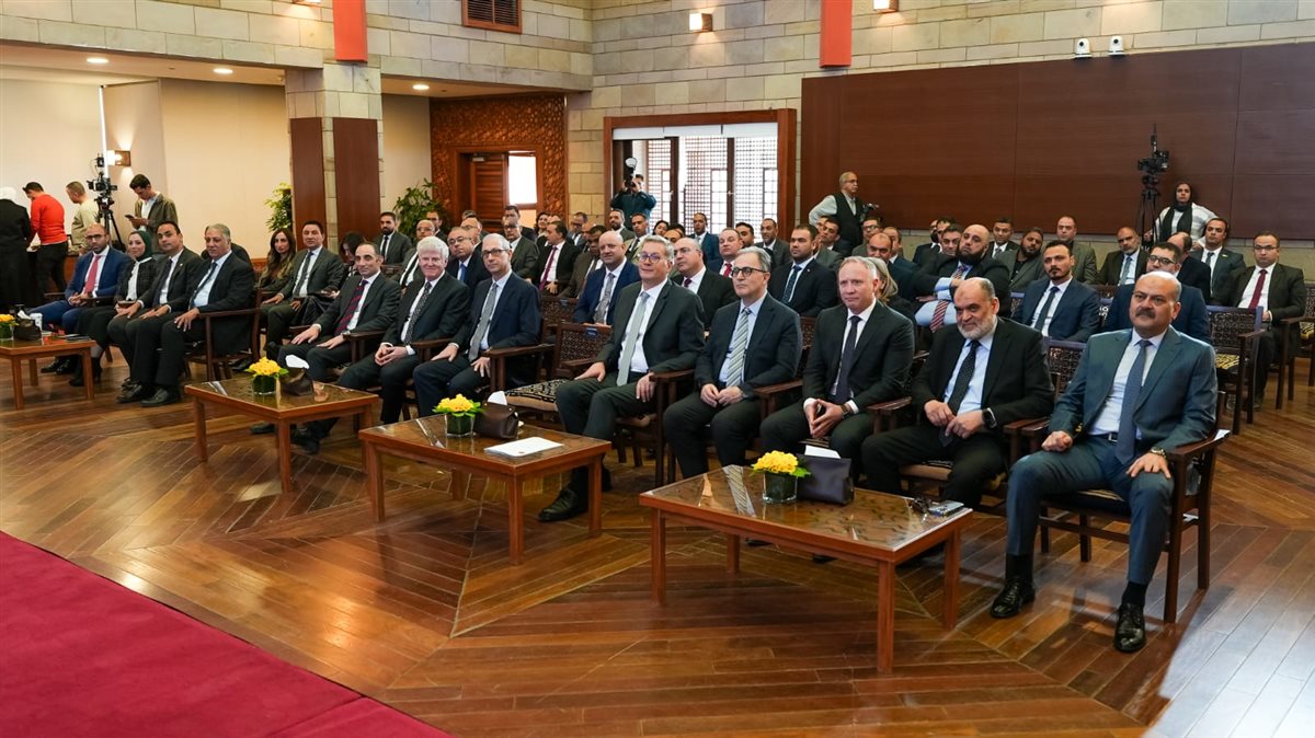 وزير البترول يشهد تخرج أول دفعة من دبلومة سلامة العمليات بقطاع البترول بالجامعة الأمريكية