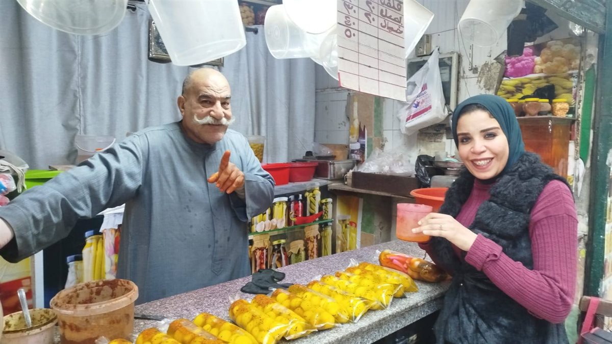 الصحفية زينب النجار مع حج حسين الونش أقدم طرشجي في حي السيدة زينب&nbsp;