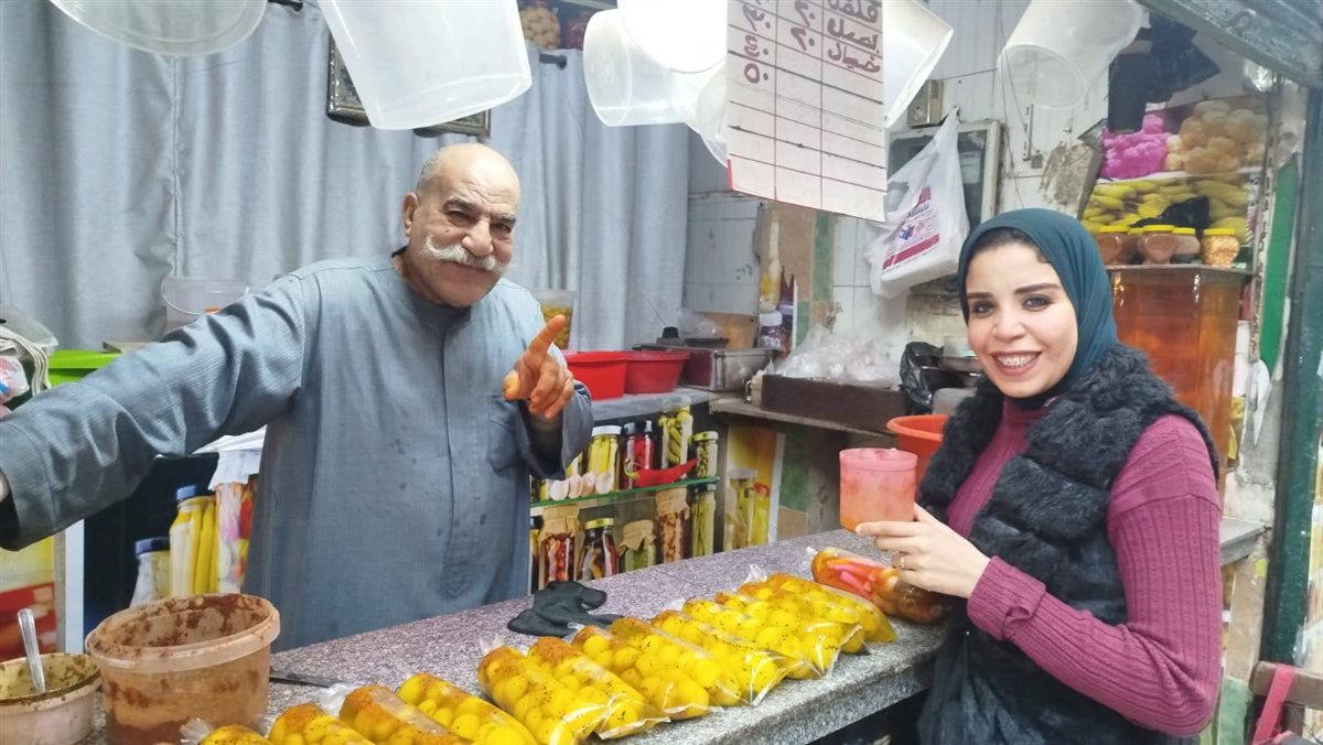 الصحفية زينب النجار مع حج حسين الونش أقدم طرشجي في حي السيدة زينب&nbsp;