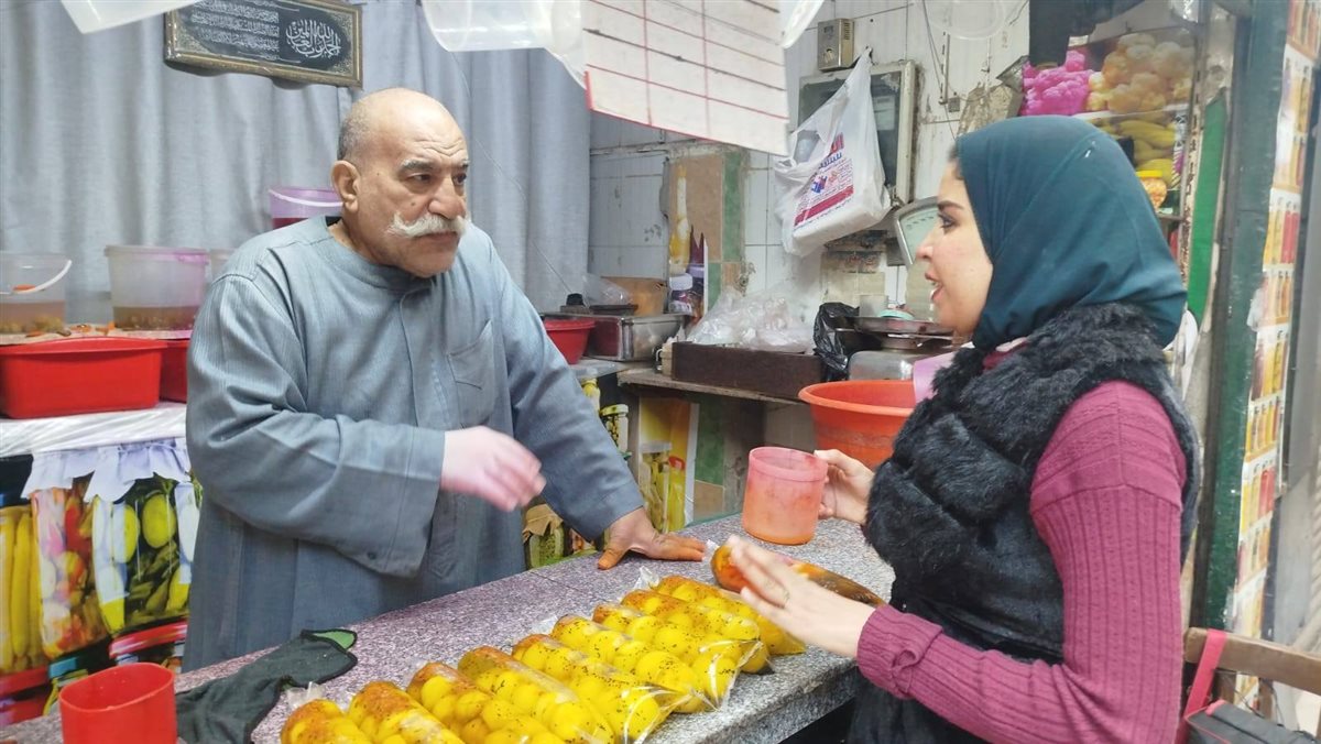 الصحفية زينب النجار مع حج حسين الونش أقدم طرشجي في حي السيدة زينب&nbsp;