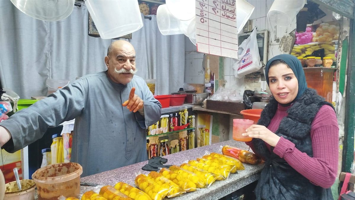 الصحفية زينب النجار مع حج حسين الونش أقدم طرشجي في حي السيدة زينب&nbsp;