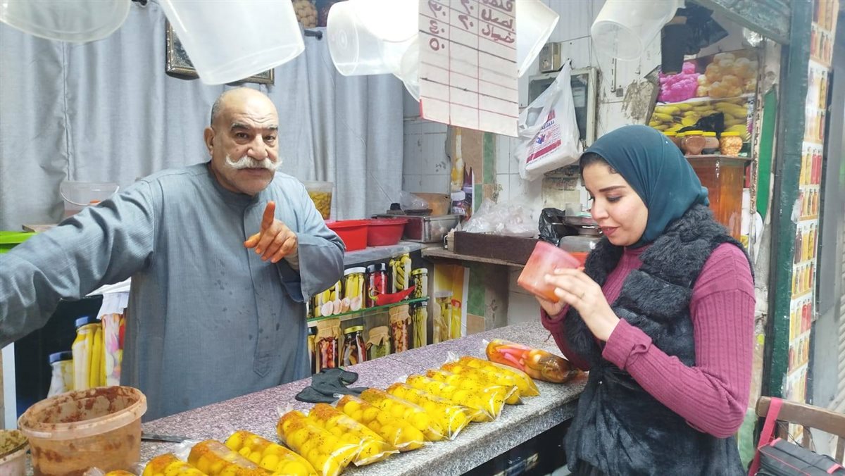 الصحفية زينب النجار مع حج حسين الونش أقدم طرشجي في حي السيدة زينب&nbsp;