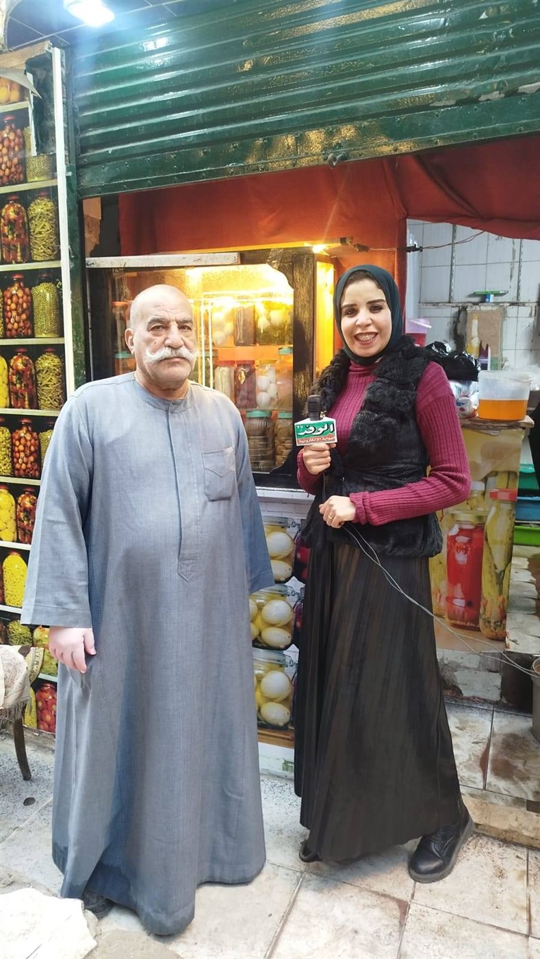 الصحفية زينب النجار مع حج حسين الونش أقدم طرشجي في حي السيدة زينب&nbsp;