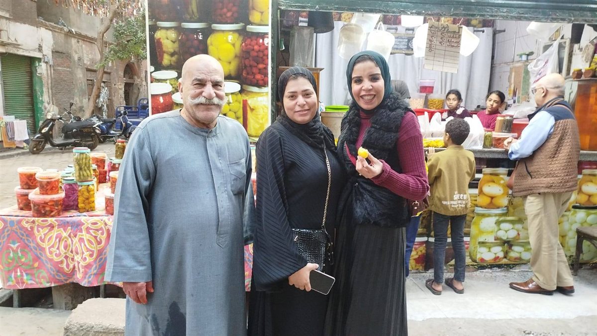 الصحفية زينب النجار مع حج حسين الونش أقدم طرشجي في حي السيدة زينب&nbsp;