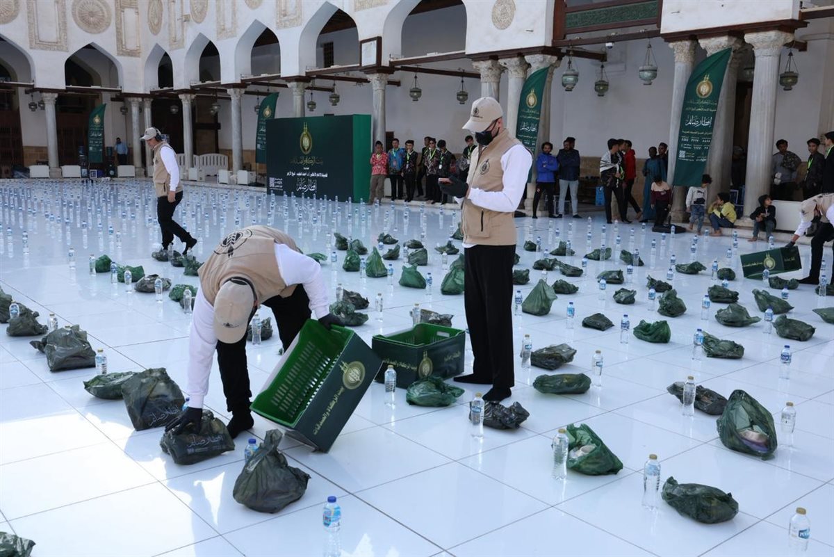 تجهيزات إفطار بيت الزكاة والصدقات الجماعي بالجامع الأزهر في أول أيام رمضان