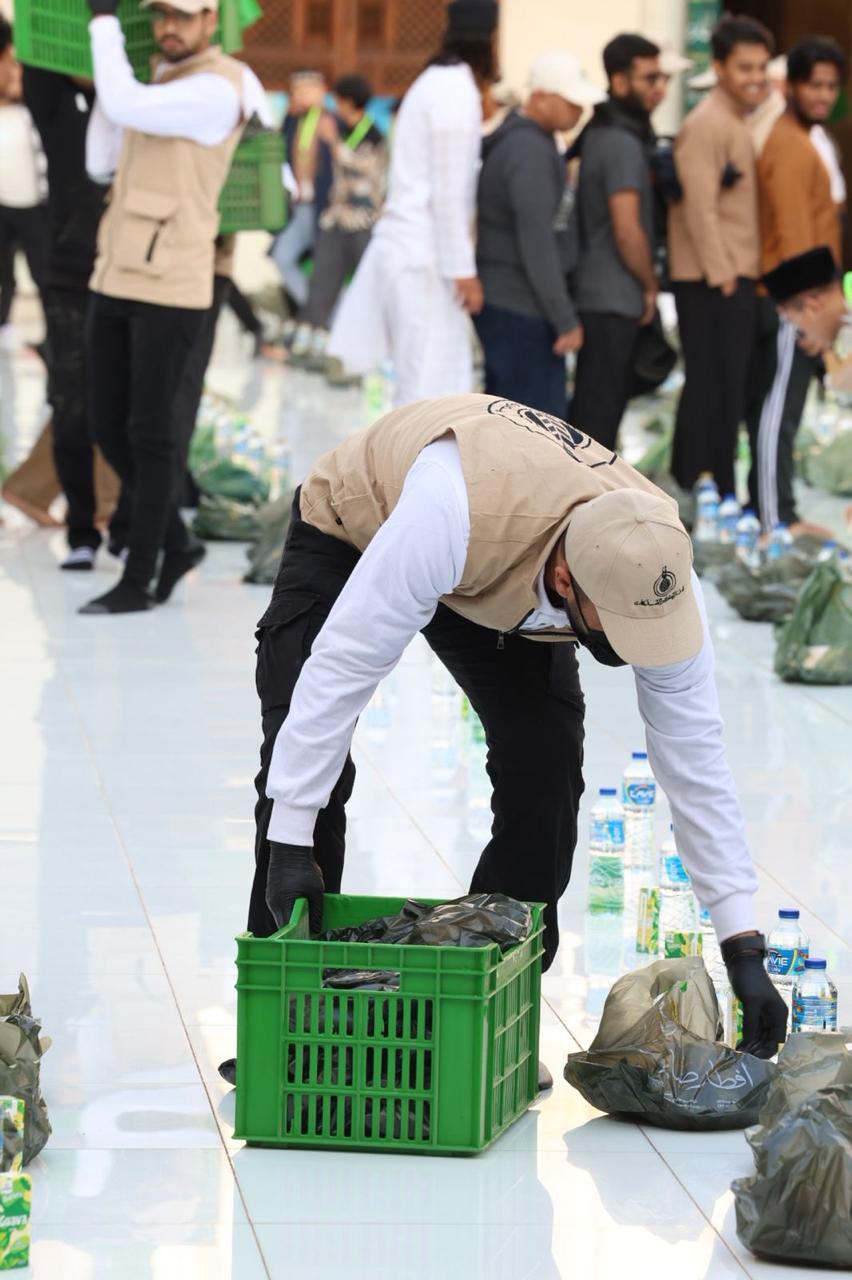 تجهيزات إفطار بيت الزكاة والصدقات الجماعي بالجامع الأزهر في أول أيام رمضان