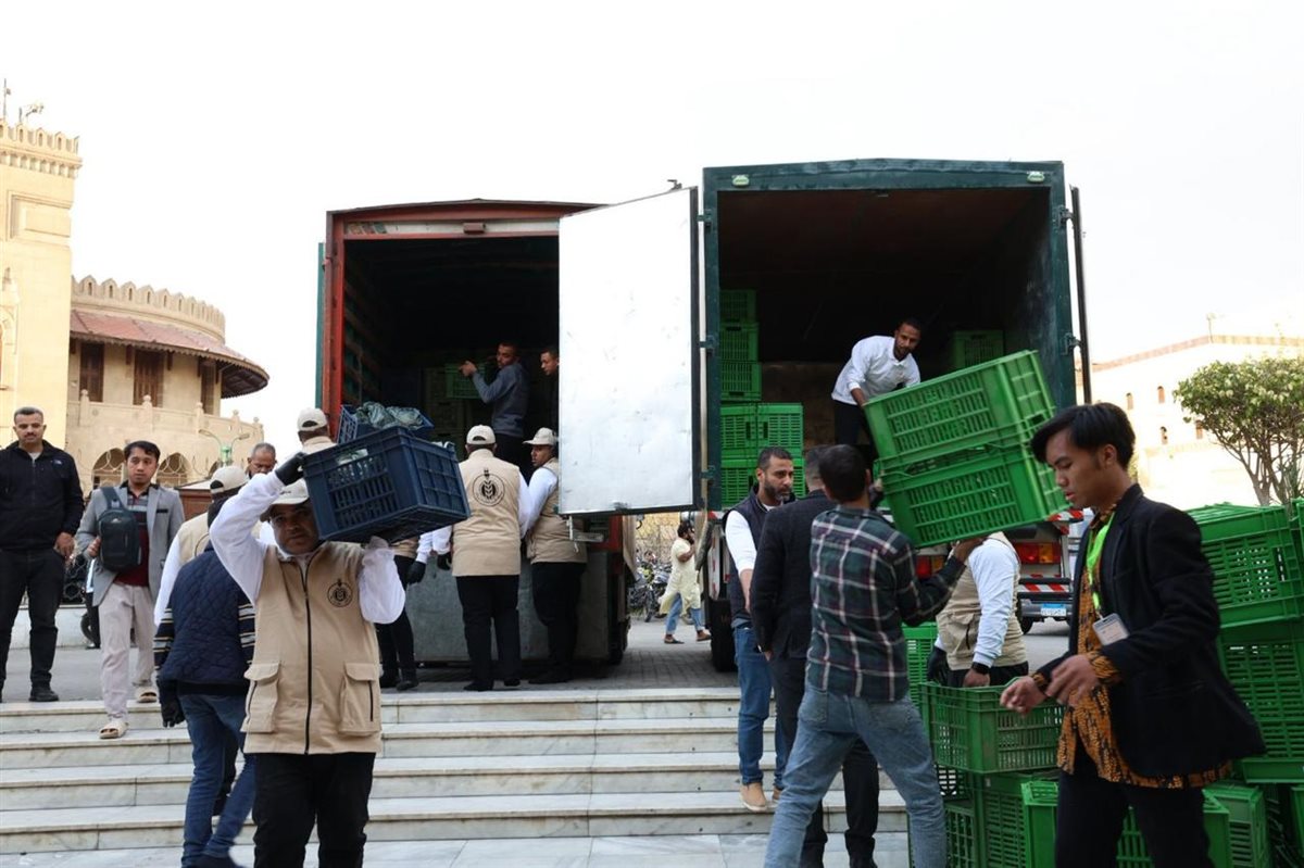 تجهيزات إفطار بيت الزكاة والصدقات الجماعي بالجامع الأزهر في أول أيام رمضان