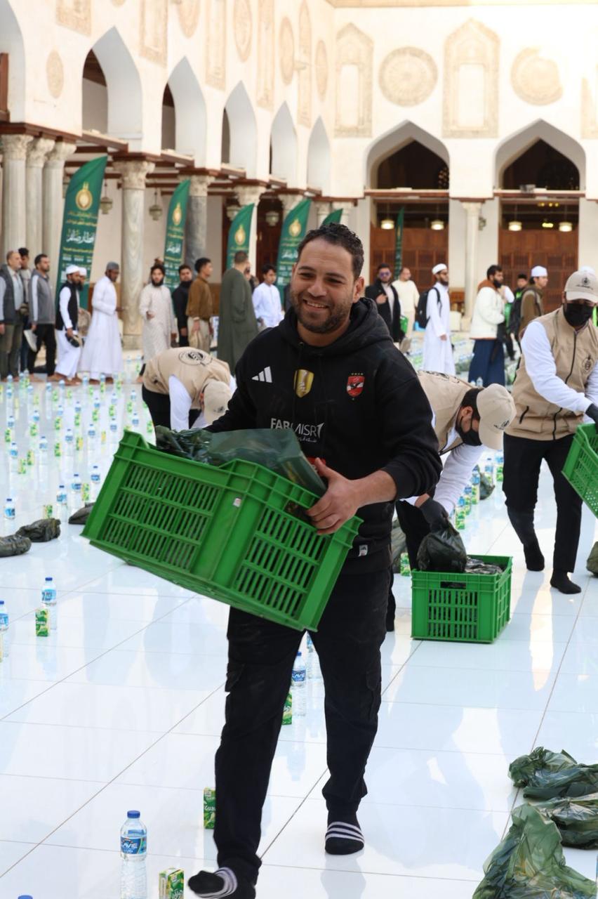 تجهيزات إفطار بيت الزكاة والصدقات الجماعي بالجامع الأزهر في أول أيام رمضان