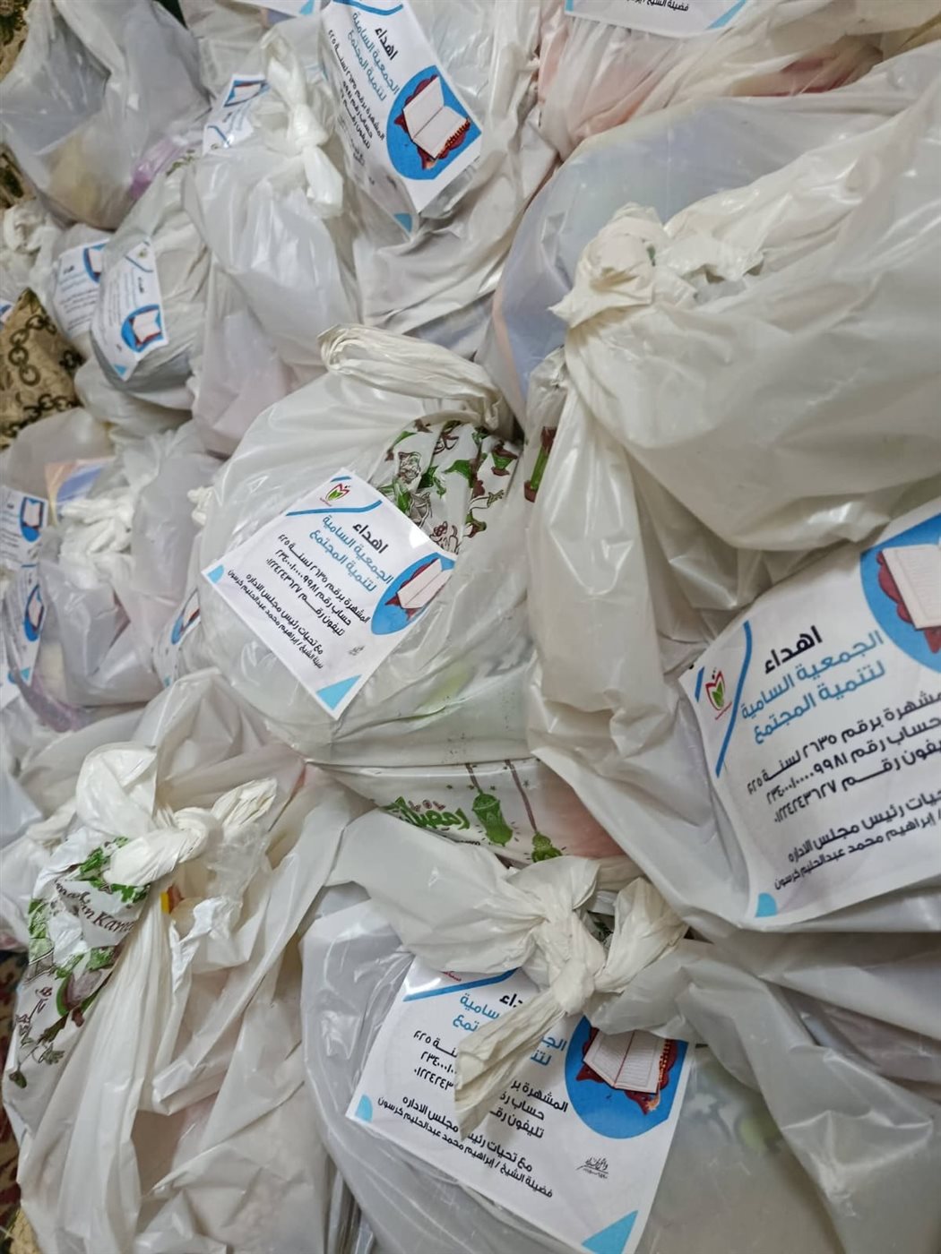 توزيع مئات الشنط الغذائية على الفقراء والمحتاجين