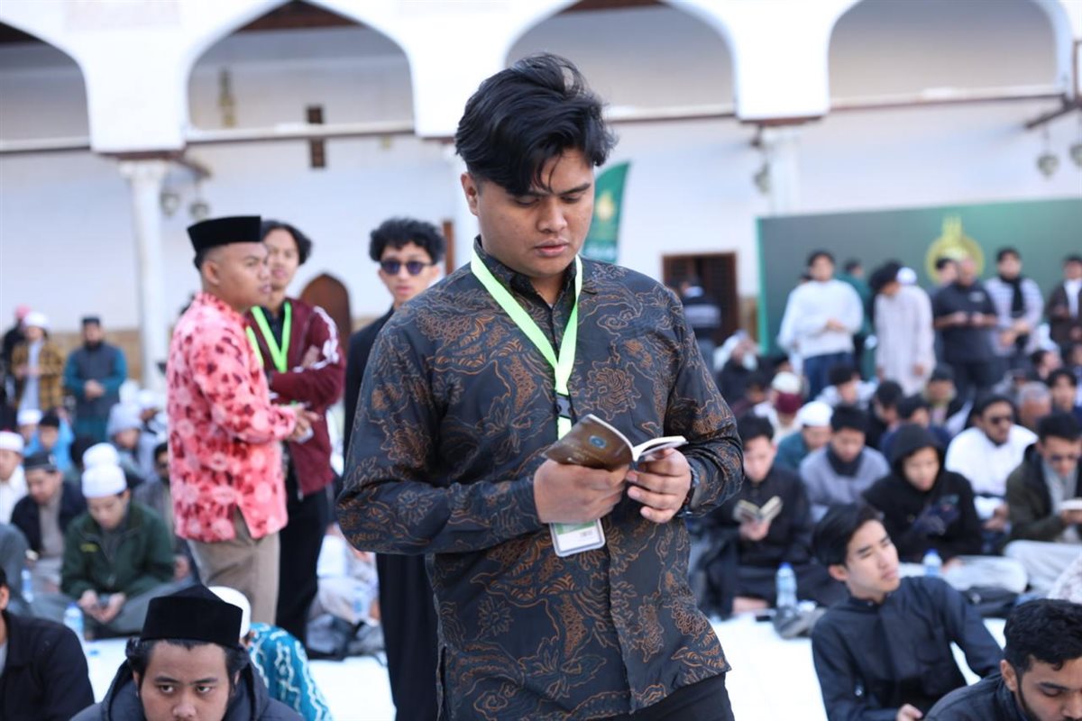 مائدة الإفطار الجماعي بالجامع الأزهر.. صورة جامعة لأبناء قارات العالم