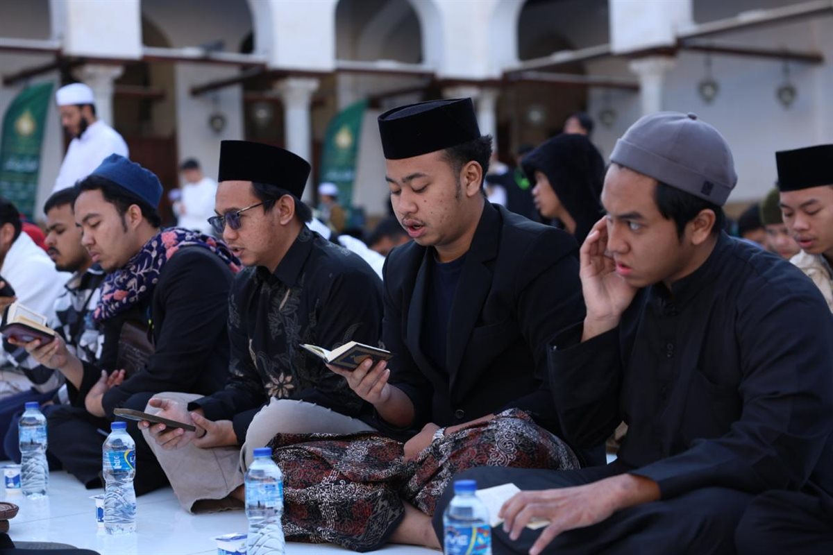 مائدة الإفطار الجماعي بالجامع الأزهر.. صورة جامعة لأبناء قارات العالم