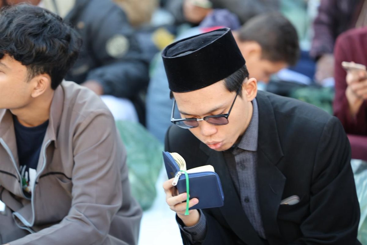 يتلون كتاب الله ويتدارسونه.. الطلاب الوافدون كالبنيان المرصوص بصحن الجامع الأزهر&nbsp;