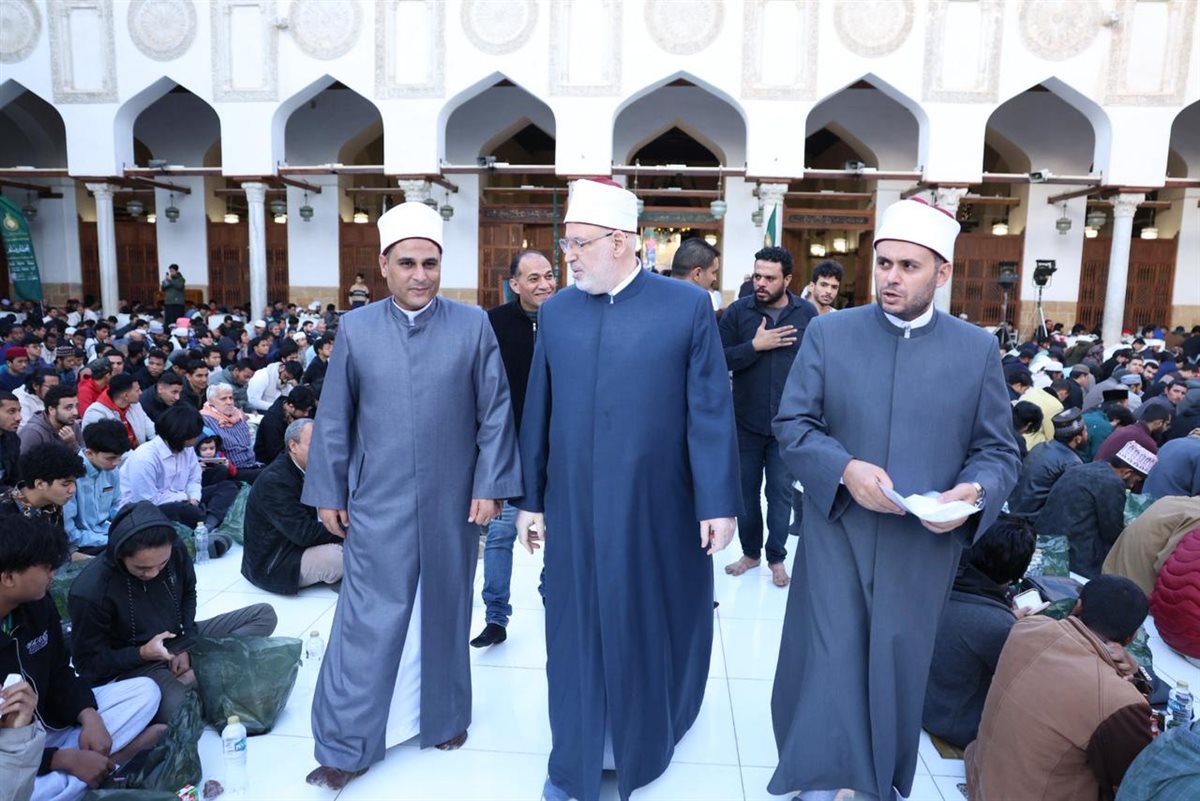 يتلون كتاب الله ويتدارسونه.. الطلاب الوافدون كالبنيان المرصوص بصحن الجامع الأزهر&nbsp;