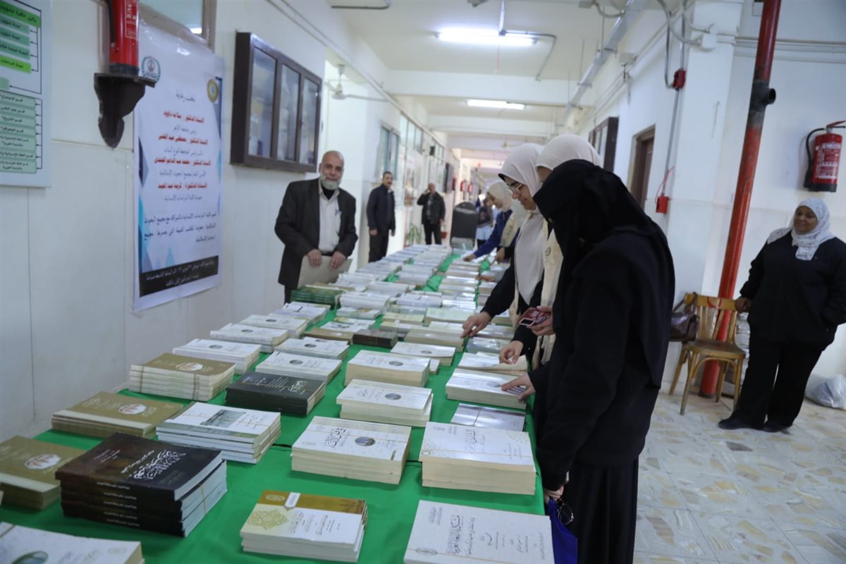 أمين البحوث الإسلامية يفتتح معرضًا للكتاب في كلية الدراسات الإنسانية للبنات
