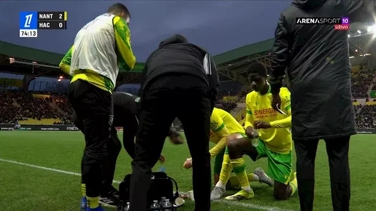 مصطفى محمد يفطر مع زملائه