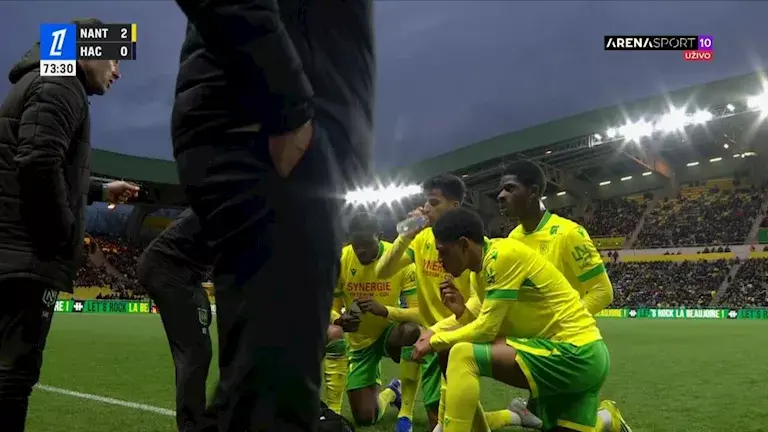 مصطفى محمد يفطر مع زملائه