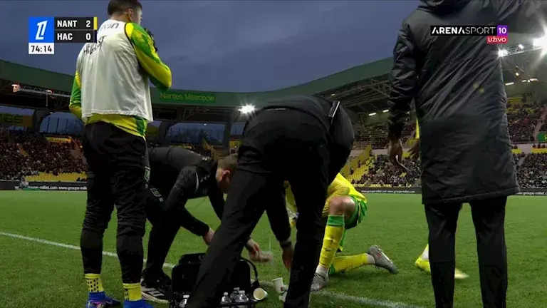 مصطفى محمد يفطر مع زملائه