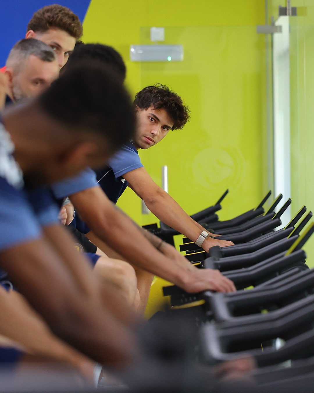 لماذا يرتدي لاعبو النصر السعودي أساور WHOOP الذكية؟ تقرير يشرح التقنية التي يتبناها كريستيانو رونالدو لتحسين الأداء والتعافي