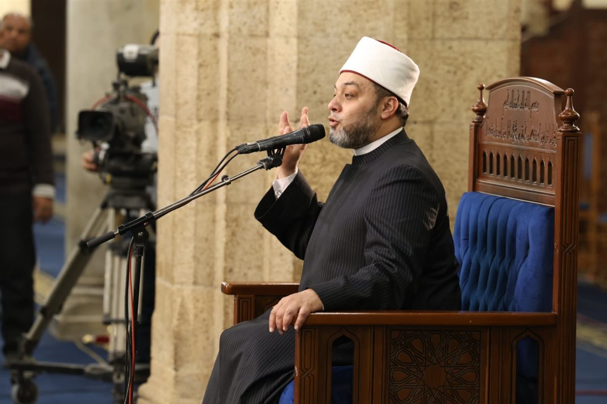 درس التراويح بالجامع الأزهر يحذر من انشغال الآباء عن أبنائهم