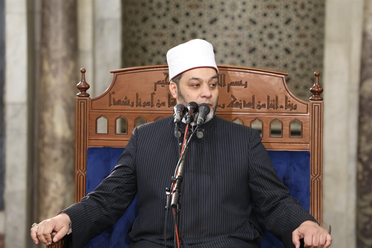 درس التراويح بالجامع الأزهر يحذر من انشغال الآباء عن أبنائهم