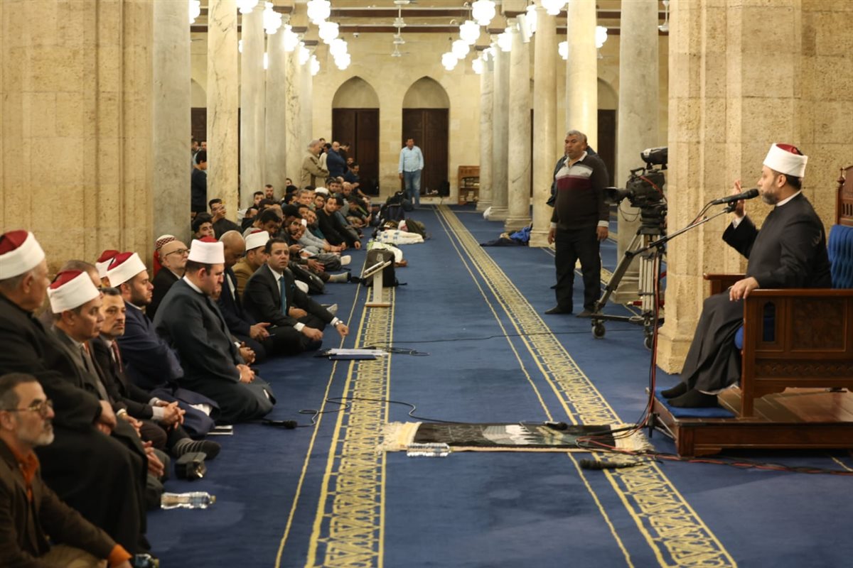 درس التراويح بالجامع الأزهر يحذر من انشغال الآباء عن أبنائهم