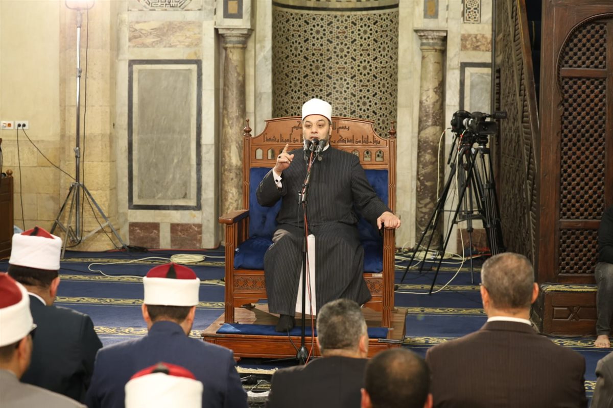 درس التراويح بالجامع الأزهر يحذر من انشغال الآباء عن أبنائهم