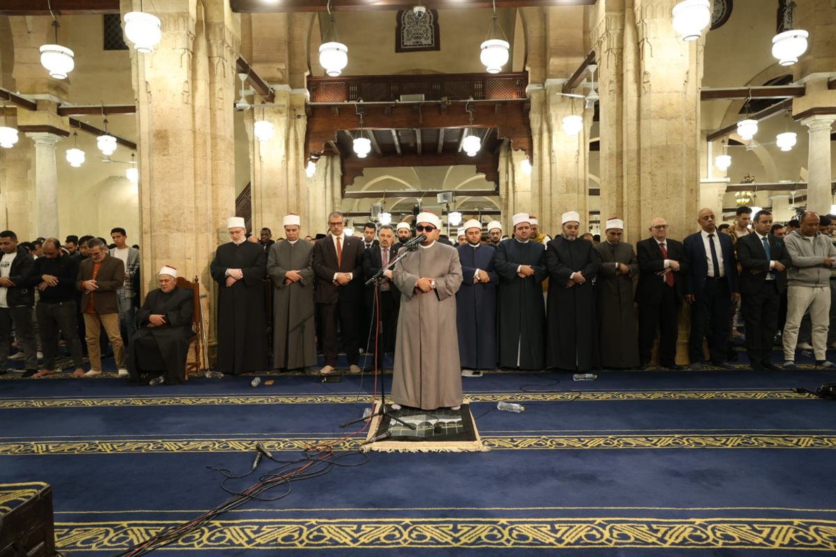&nbsp;<strong>صلاة العشاء والتراويح بالجامع الأزهر ليلة 10 رمضان</strong>