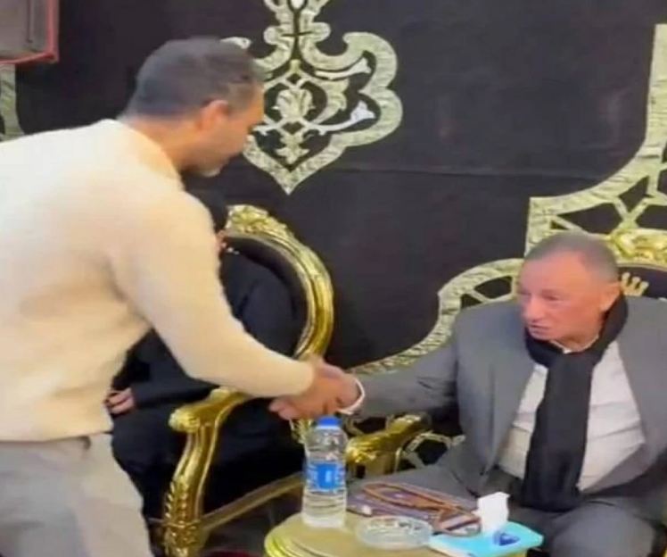 أحمد مرتضى يصافح محمود الخطيب في عزاء مصطفى رياض