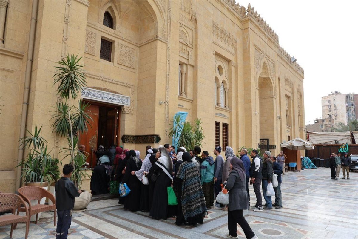 توزيع 1000 كرتونة مواد غذائية من مسجد السيدة زينب لدعم الأسر المستحقة