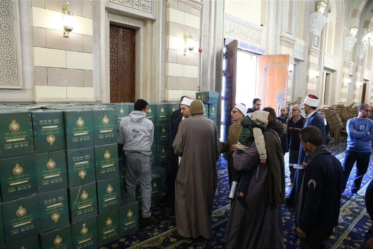 توزيع 1000 كرتونة مواد غذائية من مسجد السيدة زينب لدعم الأسر المستحقة