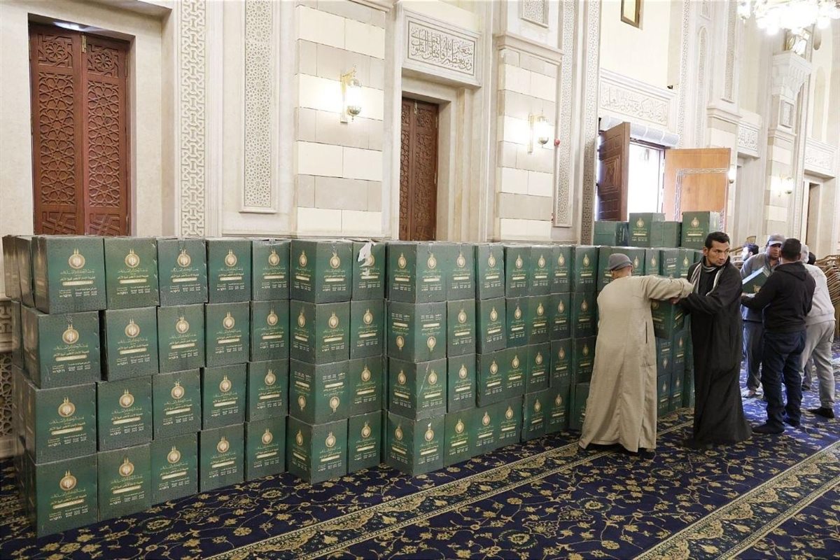 توزيع 1000 كرتونة مواد غذائية من مسجد السيدة زينب لدعم الأسر المستحقة