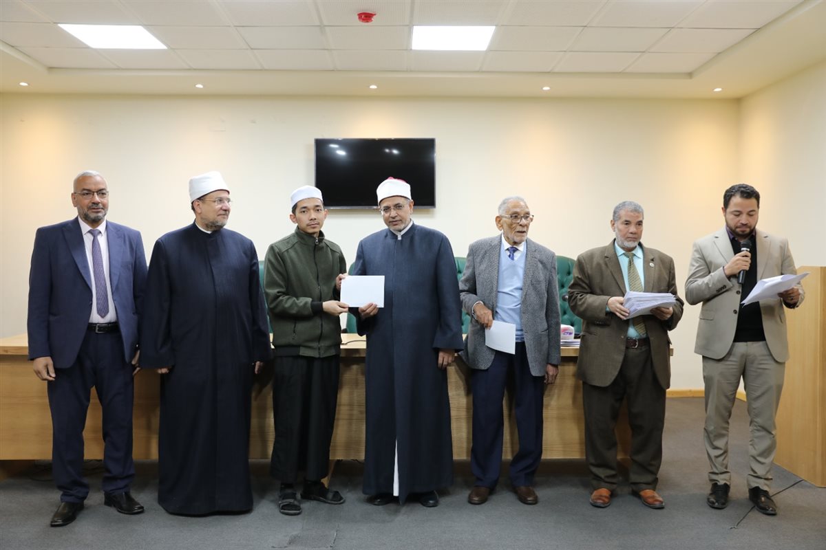 رئيس جامعة الأزهر يكرم حفظة القرآن الكريم 