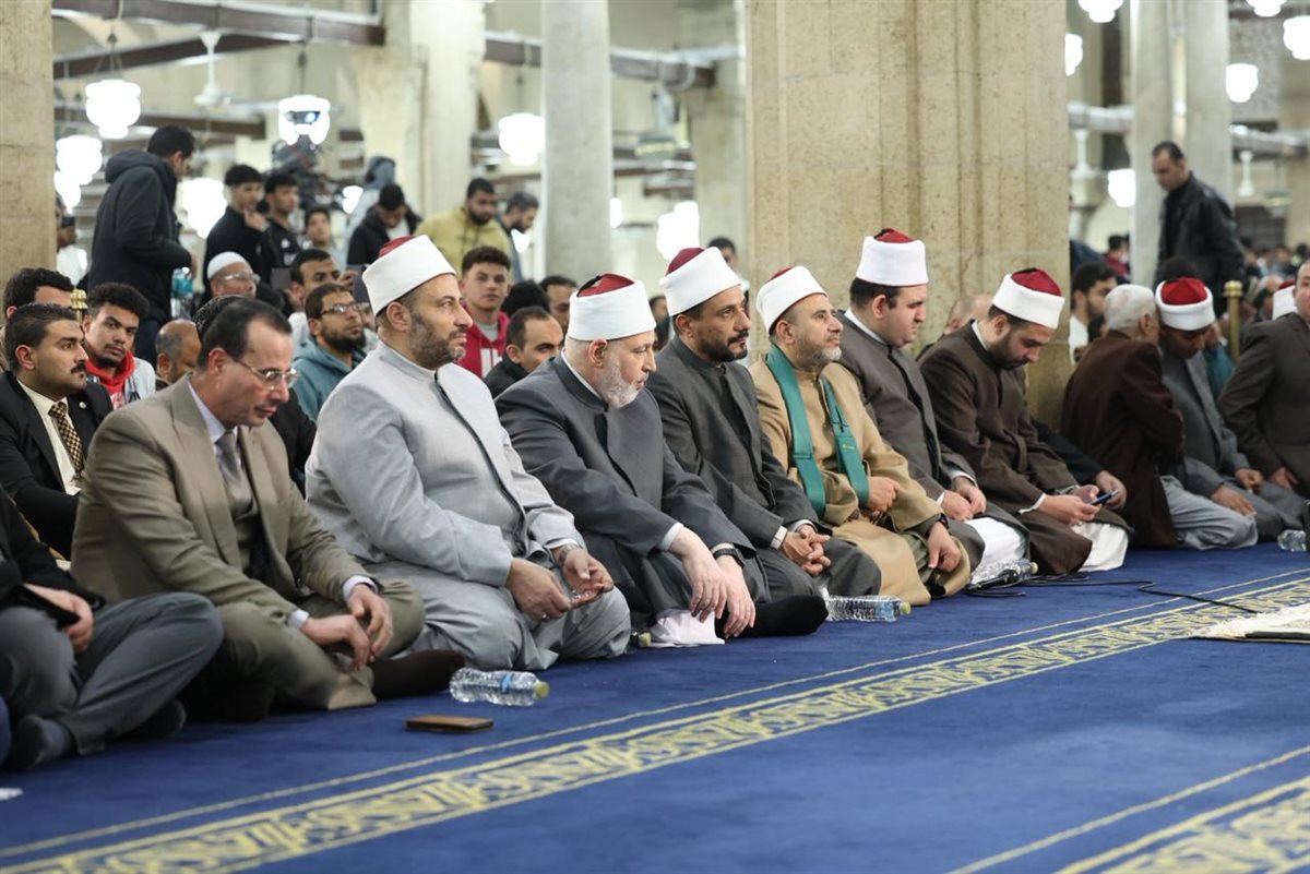 حشود المصلين تملأ جنبات الجامع الأزهر ودعوات بأن يعم السلام أرجاء العالم